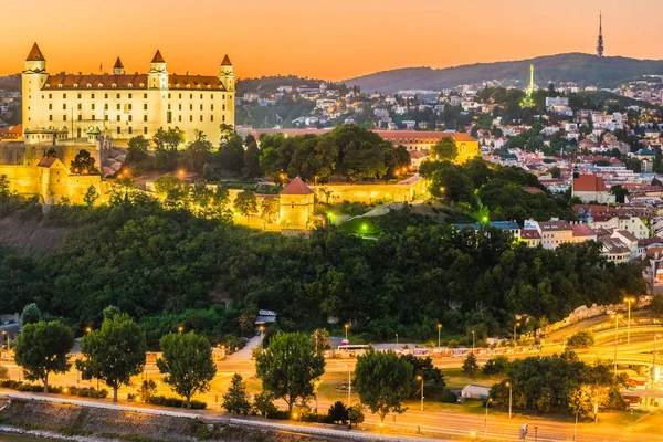 Castillo de Bratislava en la capital de la República Eslovaca . —  Fotos de Stock