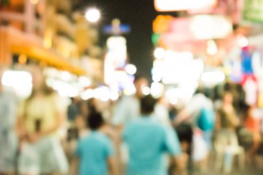 Kentte yoğun gece yaşam bulanık görüntü.