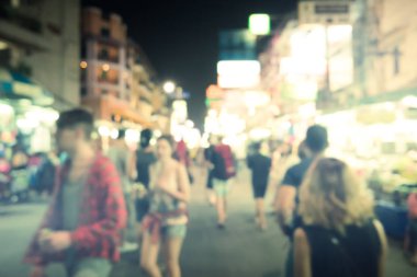 Kentte yoğun gece yaşam bulanık görüntü.