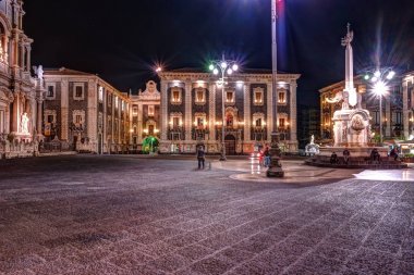 Piazza del Duomo Catania, Sicilya, İtalya için gece görünümü.