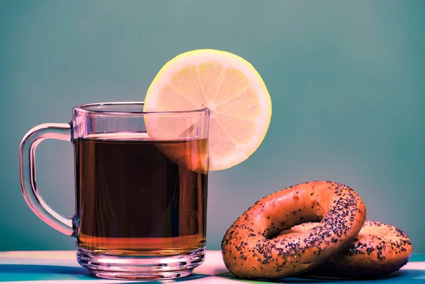 Té en taza con limón aislado sobre fondo blanco —  Fotos de Stock