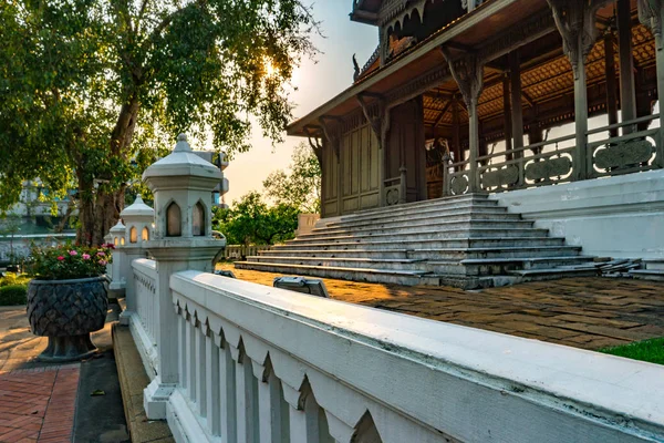 Pabellón construido en estilo tradicional cerca del río, Bangkok — Foto de Stock