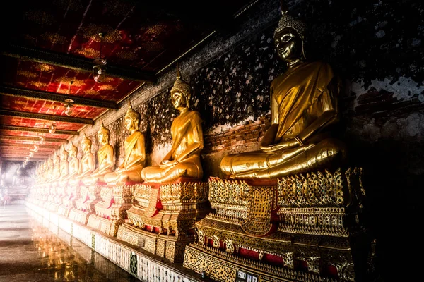 Buddhastatue. wat arun, Tempel der Morgendämmerung ist ein buddhistischer Tempel — Stockfoto