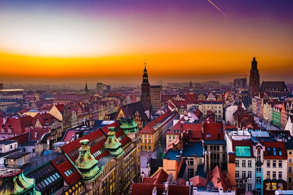 Panorama illuminé la vieille ville de Wroclaw la nuit . — Photo