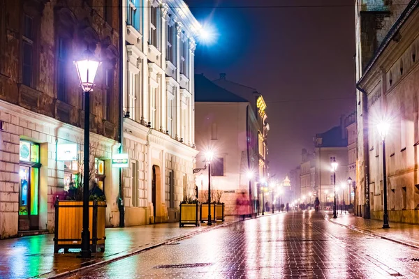 夜间的街道在克拉科夫，波兰. — 图库照片