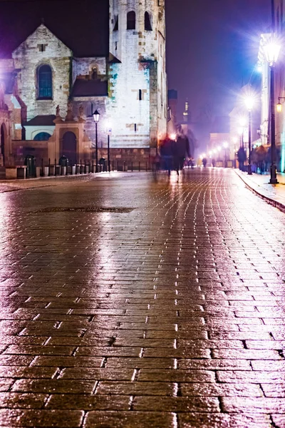 Natt gatan i Krakow, Polen. — Stockfoto