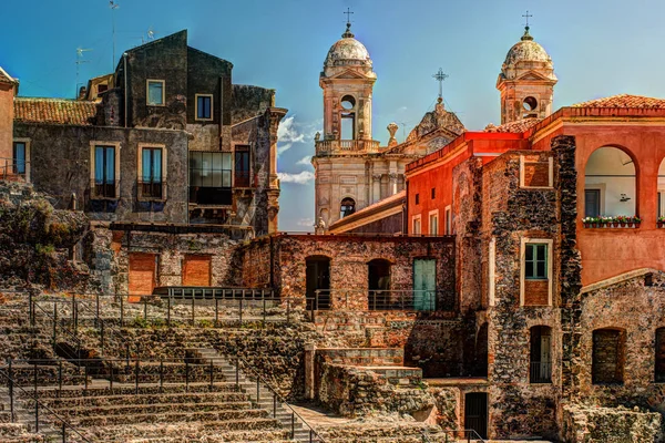 Hermosa vista de fachadas de colores de casas antiguas en Italia . —  Fotos de Stock