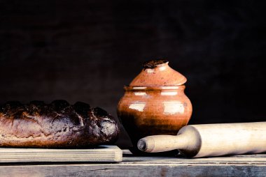 Kırsal mutfak sahnesi.