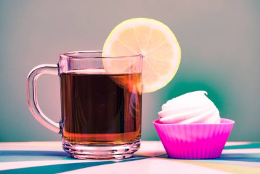 çay Kupası beyaz zemin üzerine izole limon