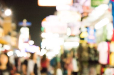 Kentte yoğun gece yaşam bulanık görüntü.