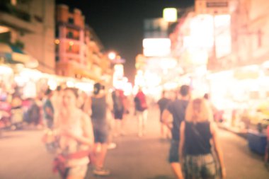 Kentte yoğun gece yaşam bulanık görüntü.