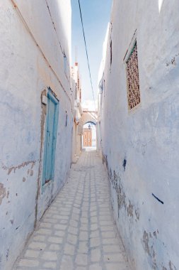 Geleneksel eski boyalı kapı bir tarihi bölge veya Medine, Tunisia.