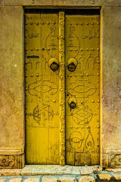 Traditionella gamla målade dörren i ett historiskt område eller medina, Tunisien. — Stockfoto