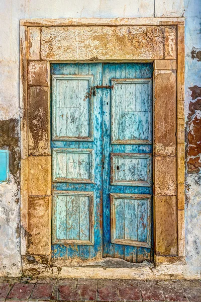 Puerta pintada tradicional antigua en un barrio histórico o medina, Túnez . — Foto de Stock