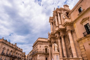 Piazza Duomo ve Syracuse Katedrali.