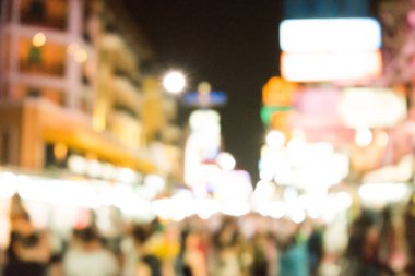 Kentte yoğun gece yaşam bulanık görüntü.