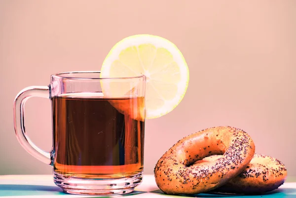 Tee in Tasse mit Zitrone isoliert auf weißem Hintergrund — Stockfoto