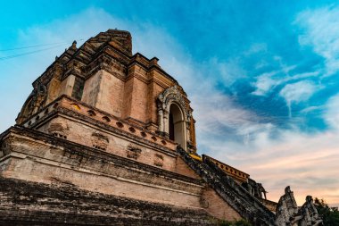 Antik pagoda inşa dan wat chedi luang chiang mai Tayland, tuğla