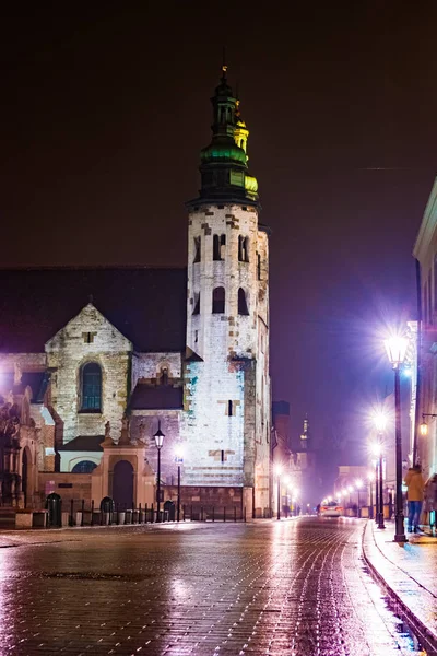 Natt gatan i Krakow, Polen. — Stockfoto