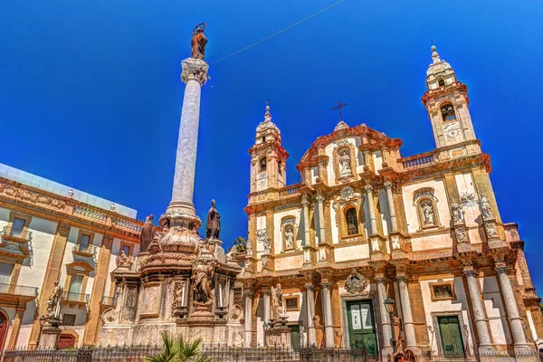 O obelisco-como Colonna dell Immacolata na praça San Domenico em Palermo, Sicília, Itália . — Fotografia de Stock