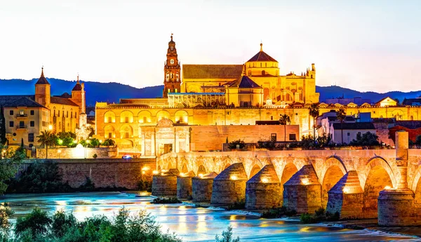 Roman Bridge and Guadalquivir river — Stock Photo, Image