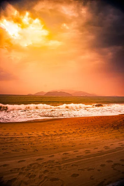 Natura nel periodo crepuscolare, alba o tramonto sul mare con spiaggia — Foto Stock