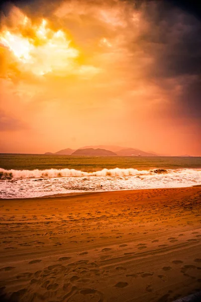 Nature au crépuscule, Lever ou coucher de soleil sur la mer avec plage — Photo