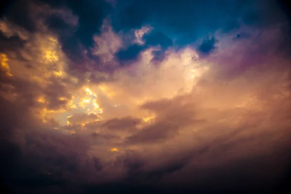 Formation de nuages doux, moelleux et colorés — Photo