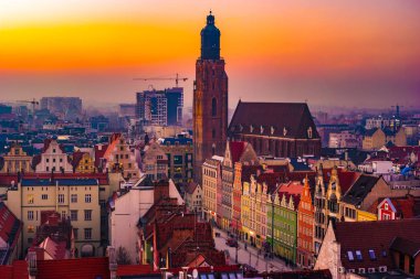 Panorama Wroclaw eski kasaba geceleri ışıklı..