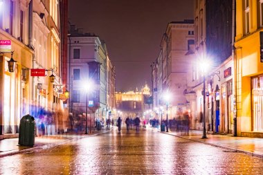 Gece sokak Krakow, Polonya.
