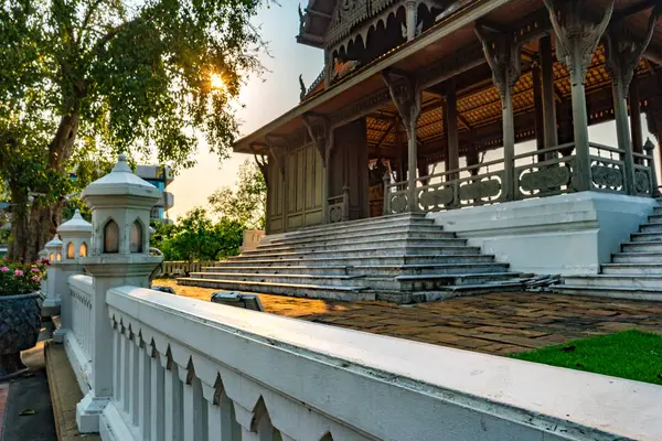 Pavilion byggt i traditionell stil nära floden, Bangkok — Stockfoto