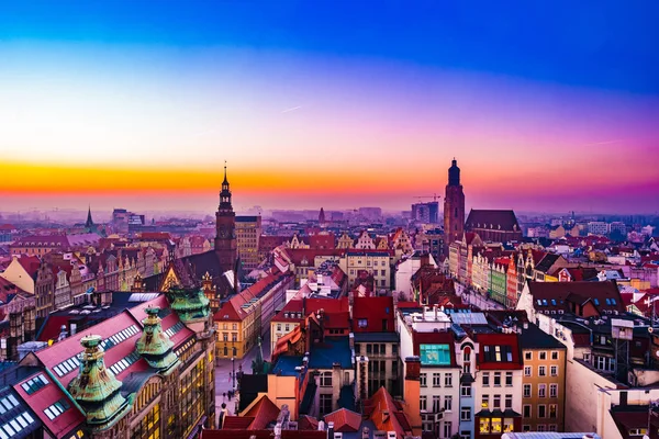 Panorama belysta gamla stan av Wroclaw på natten. — Stockfoto