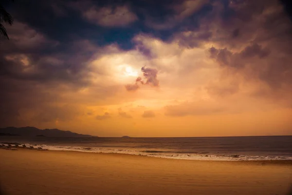 Природи в сутінки період, Схід або захід сонця над моря з пляжем — стокове фото