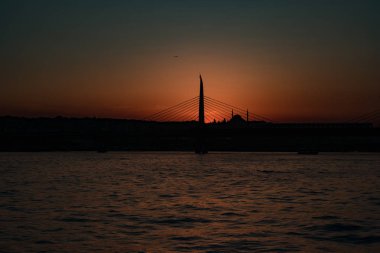 Istanbul'da günbatımı güneş köprünün gidiyor