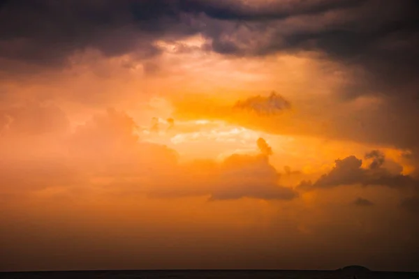 Formación de nubes suaves, esponjosas y coloridas — Foto de Stock