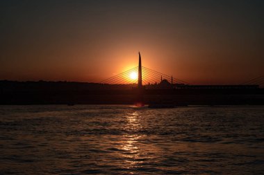 Istanbul'da günbatımı güneş köprünün gidiyor