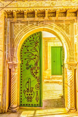 Geleneksel eski boyalı kapı bir tarihi bölge veya Medine, Tunisia.