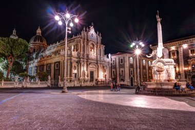 Piazza del Duomo Catania, Sicilya, İtalya için gece görünümü.