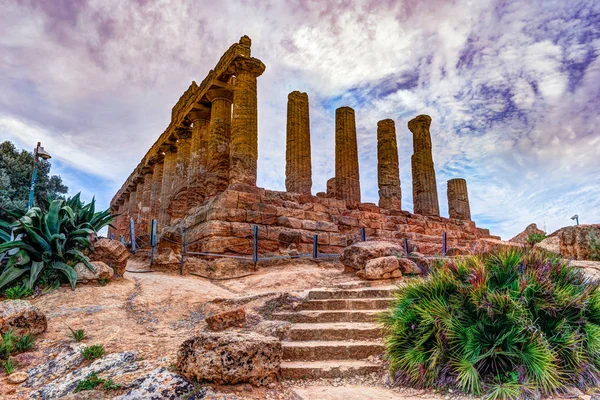 Tempel van Juno - oude Griekse mijlpaal in de Valle dei Templi — Stockfoto