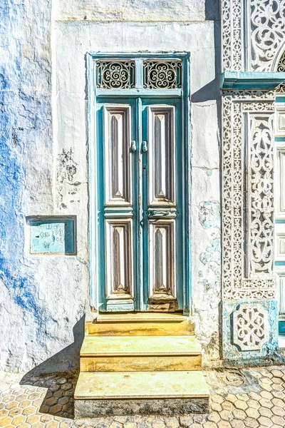 Puerta pintada tradicional antigua en un barrio histórico o medina, Túnez . — Foto de Stock