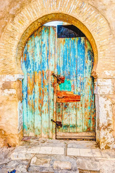 Puerta pintada tradicional antigua en un barrio histórico o medina, Túnez . — Foto de Stock