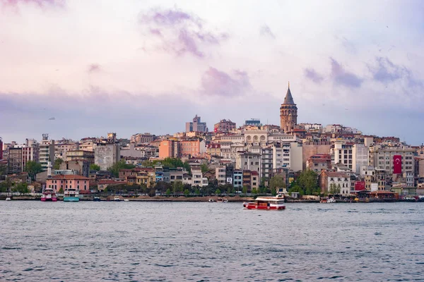 Beyoglu distriktet historisk arkitektur och galata tower medeltida landmärke i istanbul, Turkiet — Stockfoto