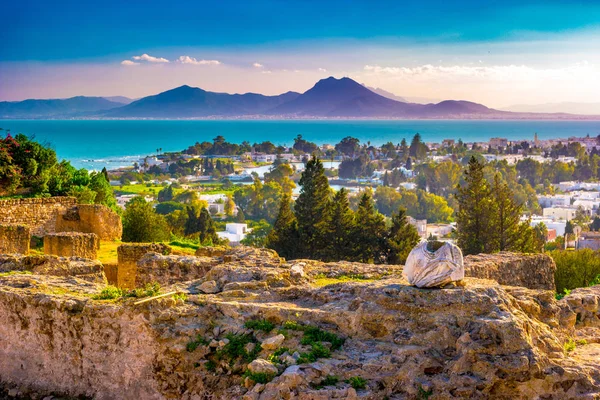 Visa från Byrsa hill med fornlämningar av Karthago och landskap. — Stockfoto