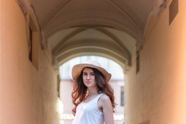 Sokakta yaz gününde şapkalı kız.