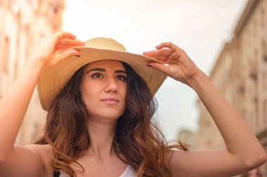 Sokakta yaz gününde şapkalı kız.