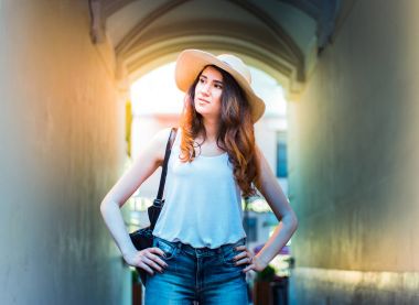 Sokakta yaz gününde şapkalı kız.