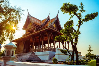 Nehir, Bangkok yakınındaki geleneksel tarzda inşa edilmiş köşk