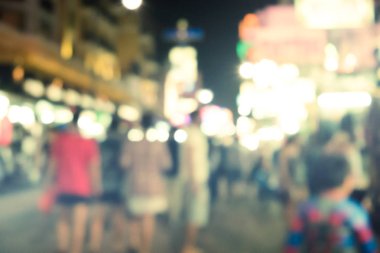 Kentte yoğun gece yaşam bulanık görüntü.