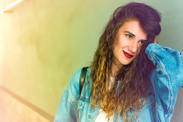 yakın çekim çok güzel genç bir kadın portresi