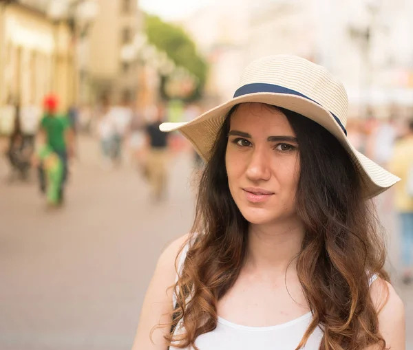 Sokakta yaz gününde şapkalı kız.